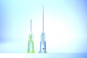 Figure 2 Comparing lengths of a needle and a cannula 30 G. (Left) needle 30 G x 13 mm; (Right) cannula 30 G x 25 mm